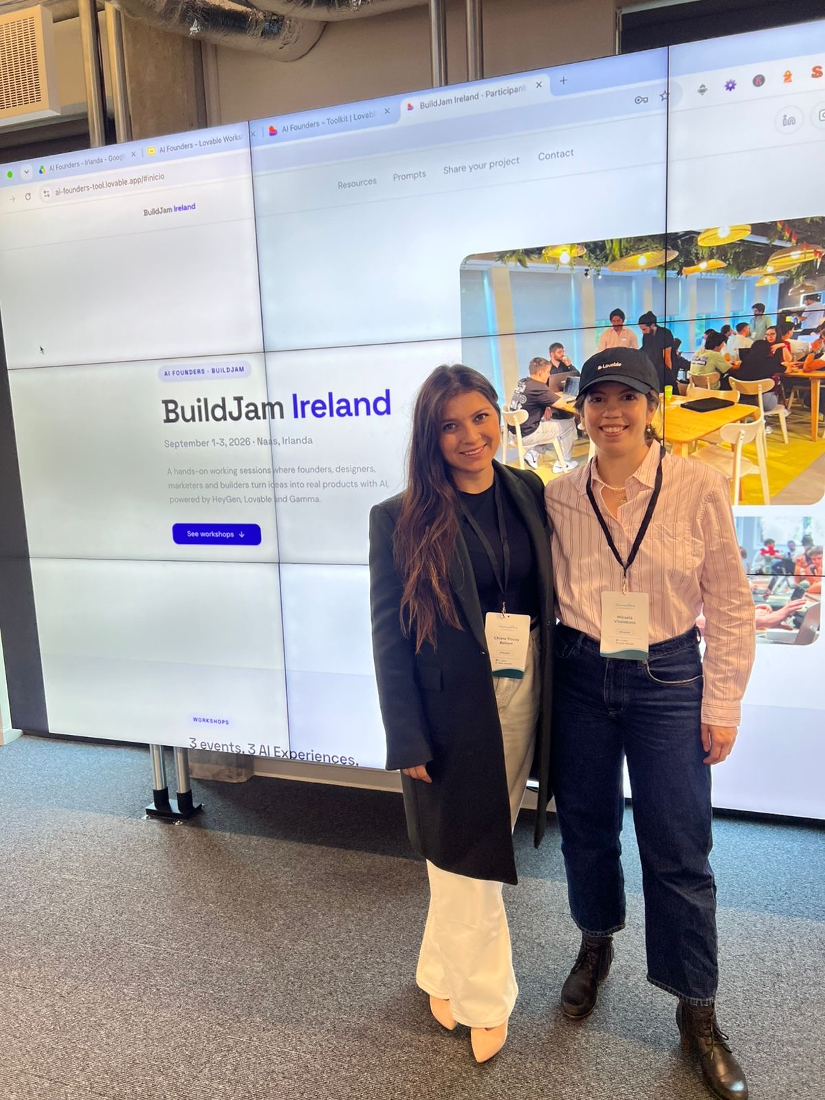 Equipo del BuildJam de Irlanda junto a la pantalla del evento