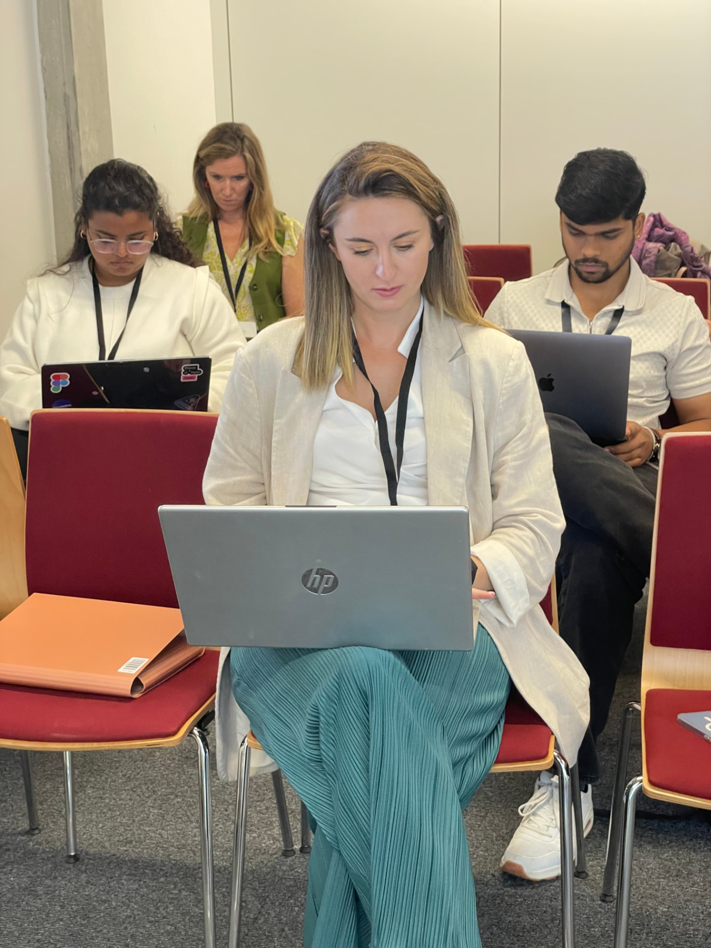 Participantes construyendo durante el BuildJam de Irlanda