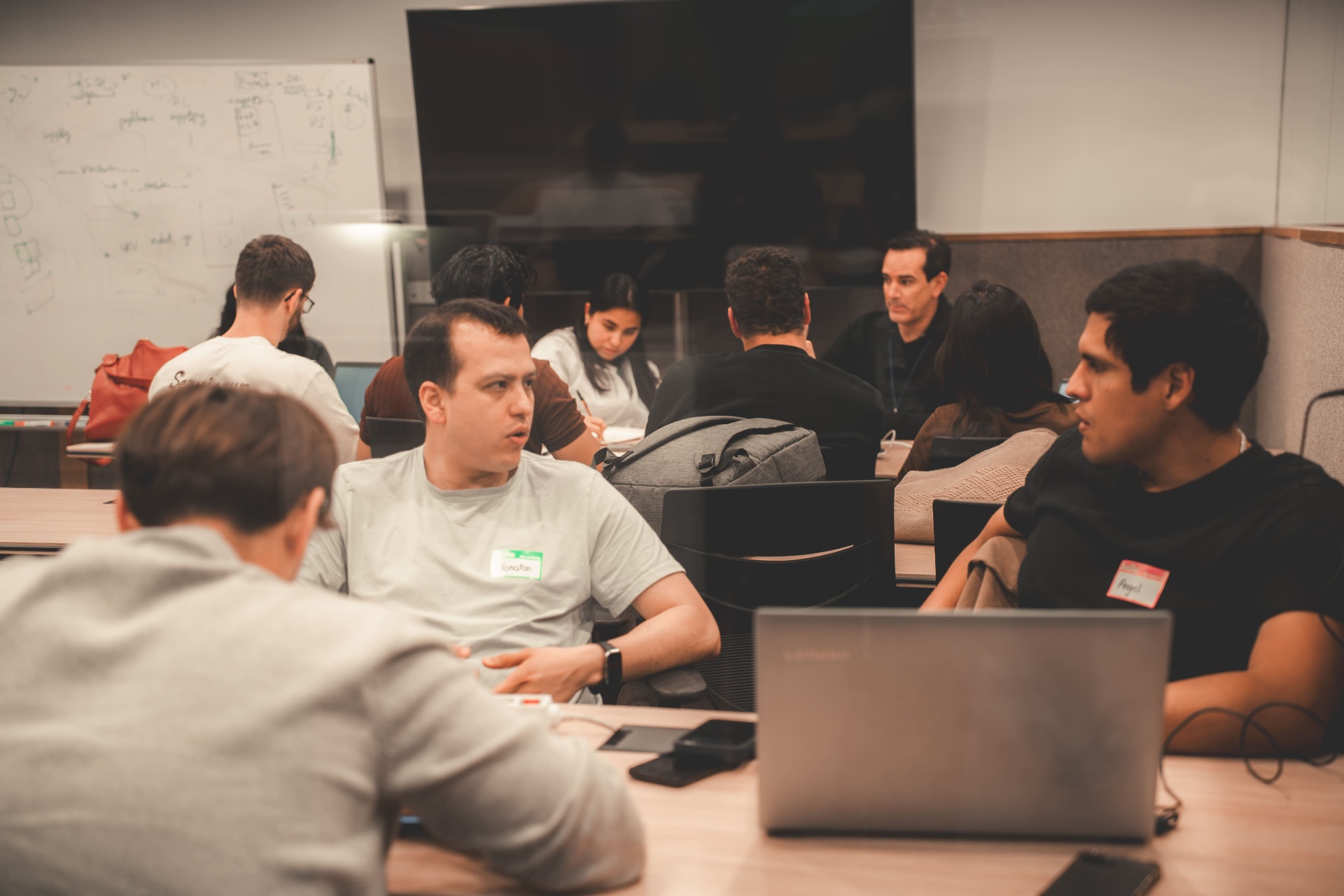 Sala llena durante una sesión de la comunidad AI Founders